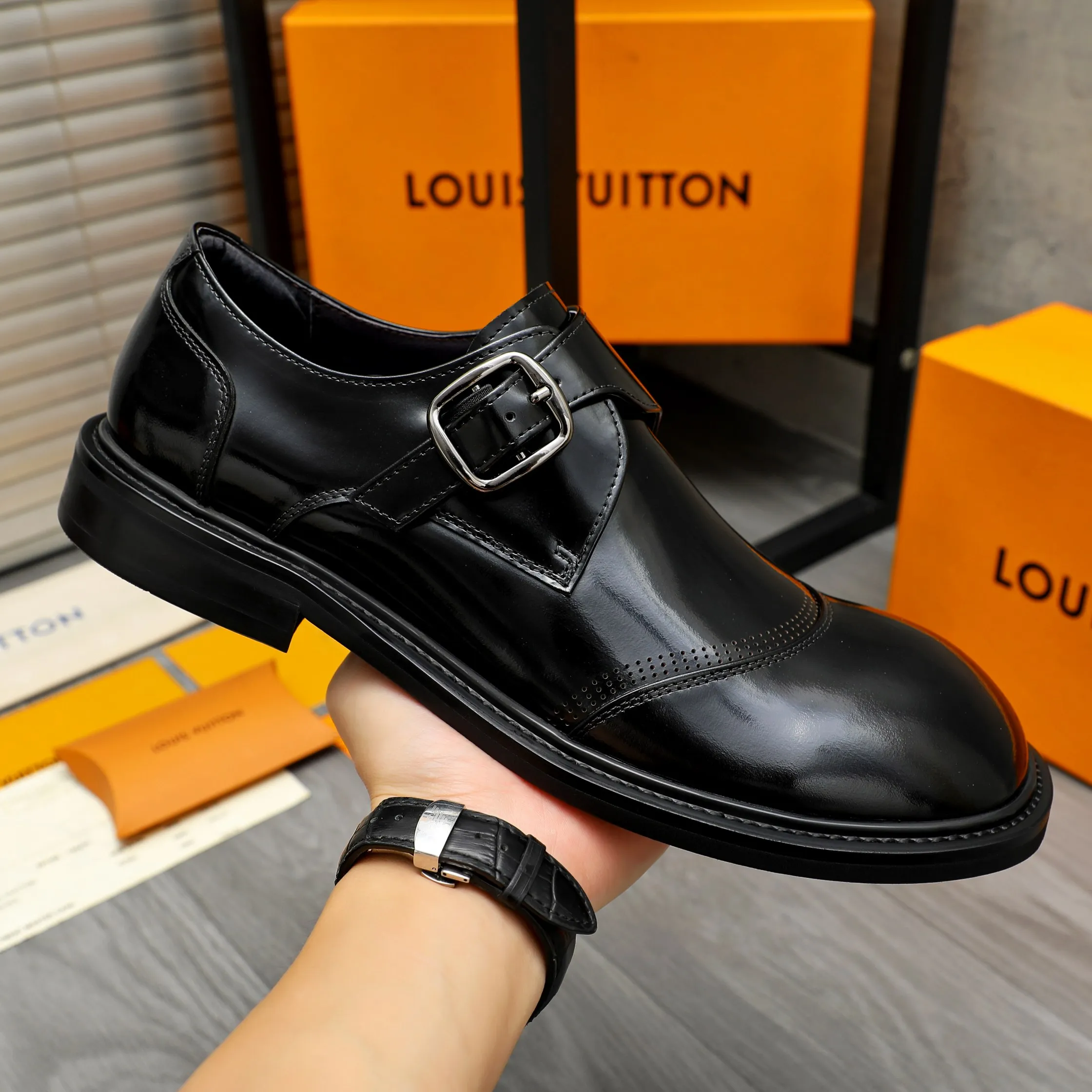 Men's Men's Shoes 💰580 Product trademark: LV "Louis Vuitton" business buckle slip-ons Leather shoes Regular size: 37-46 Product materials: Selected high-quality pearlescent cowhide upper, pigskin lining, rubber outsole
